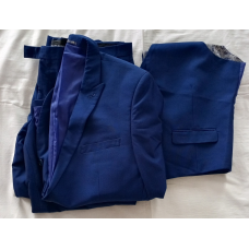 Чоловічий костюм трійка синього кольору .Розмір 46. Крем сорт.