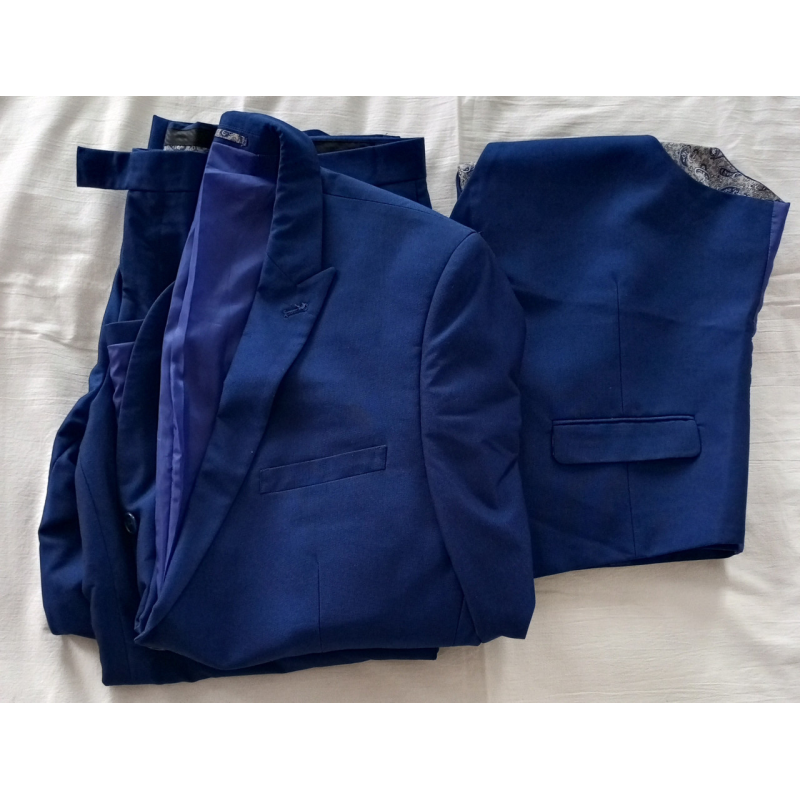 Чоловічий костюм трійка синього кольору .Розмір 46. Крем сорт. Чоловічий костюм трійка синього кольору .Розмір 46. Крем сорт.