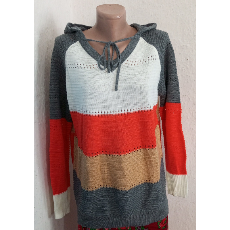 Светр жіночий  в “язаний з капюшоном. Розмір  L.  Cток.