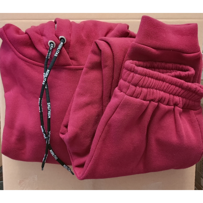 Спортивний жіночий костюм.